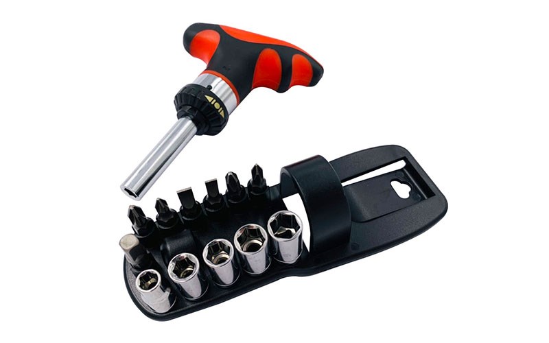 13PC RATCHET SCREWDRIVER AND BITS SET